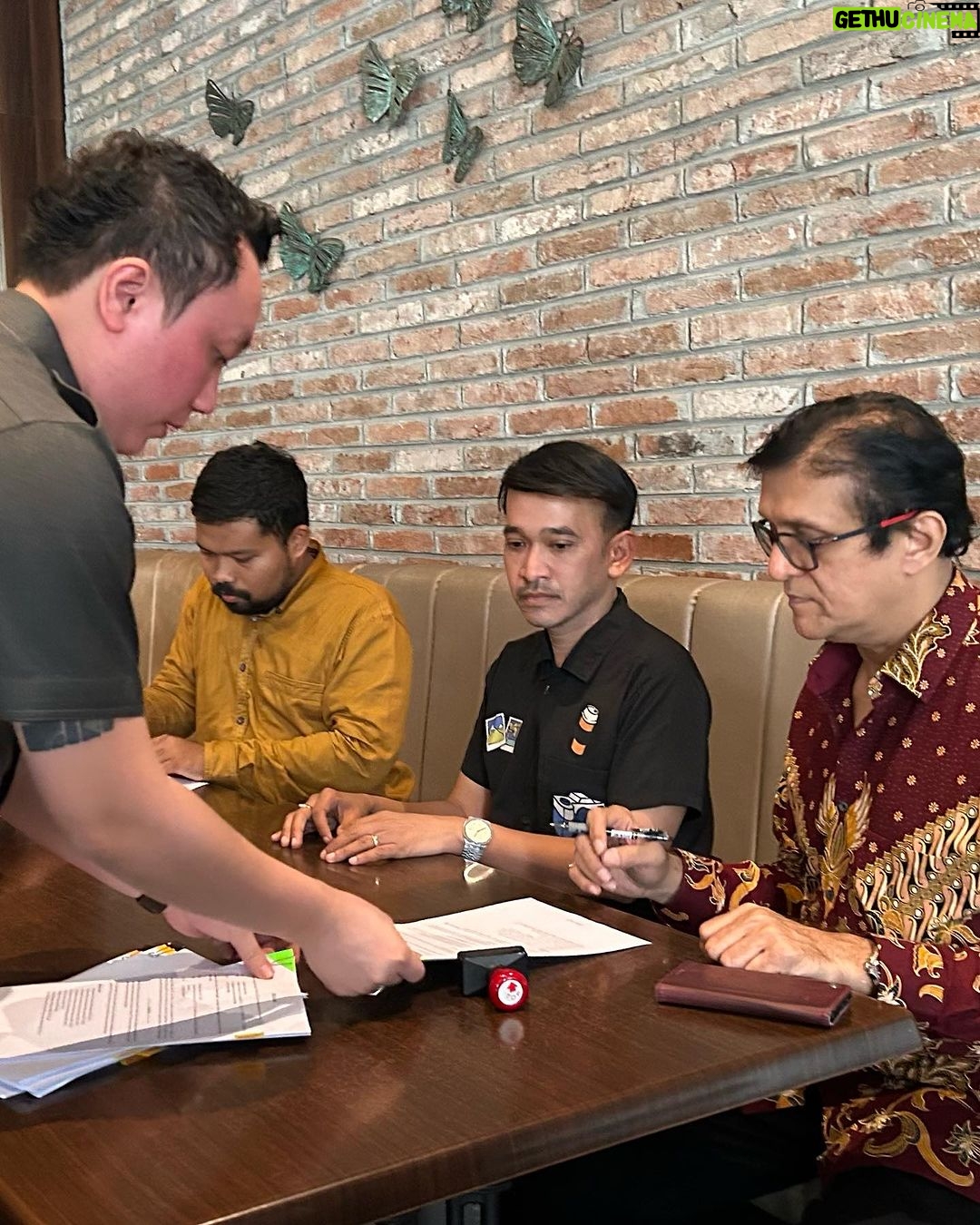 Ruben Onsu Instagram - Memulai langkah baru bersama @bensinovasi.indonesia π€ dan kemarin lalu telah resmi berdiri nya PT. BENS INOVASI INDONESIA. semoga dengan langkah baru ini bisa menjadi buah yang sukses nanti nya bersama para UMKM. Ini saatnya kamu membangun BRAND dengan modal yg kecil bersama @bensinovasi.indonesia π€π€π€π€π€