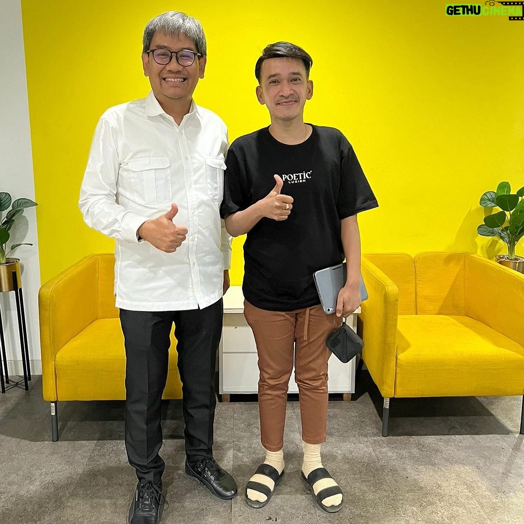 Ruben Onsu Instagram - Terima kasih Bapak @iskandar_hp71 dari KBRI Malaysia sudah datengh di kantor @mopchannel . Akan ada project apa ya ini ??? SOON . #rubenonsu #bensu #realbensu #justruben #jalani_nikmati_syukuri #janganlupabahagia #senyuminaja #rezekigakketuker