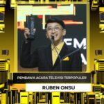 Ruben Onsu Instagram - Terima kasih Tuhan yg selalu bimbing jalanku, Terima kasih untuk istriku dan ketiga anakku, managerku @ne2ngrasyidah @ekopatriosuper @wiwi_dwi_aryantini dan tim @ekomandomanagementartis_musik juga tim yg salalu menemani setiap hari @ikhsanngrho @hadi.ramdhoni @biemansyah @heidyhellena juga team @mopchannel @bensmarket.official Rubeners, BxB, Wendaddict dan semuanya yg gak bisa aku sebut satu persatu dan @jck_desaratu & tim @brownis_ttv serta semua program yang pernah saya bawakan 🤍🤍🤍 . #rubenonsu #ruben #bensu #justruben #janganlupabersyukur #jalani_nikmati_syukuri #rejekigakketuker #janganlupabahagia #justruben #senyuminaja