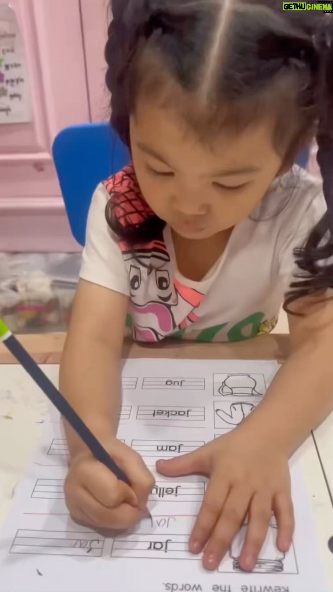 Ruben Onsu Instagram - Begini kalau @thaniaputrionsu saat bisa menjawab tugas sekolah nya 🤍🤍 . #rubenonsu #bensu #realbensu #justruben #jalani_nikmati_syukuri #janganlupabahagia #senyuminaja #rezekigakketuker