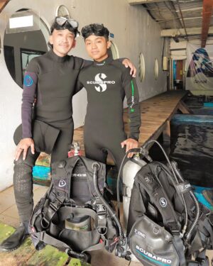 Ruben Onsu Instagram - Akhirnya setelah sekian lama ada juga yg bisa barengan untuk hobi yg sama, 13 tahun saya diving dan baru ini partner yg saya bawa bisa ngimbangin durasi jam saya di dalam air, keren nyo, next tambah lagi ya kedalaman nya hehehehe
.
#rubenonsu #bensu #realbensu #justruben #jalani_nikmati_syukuri #janganlupabhagaia #senyuminaja #rezekigakketuker