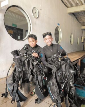 Ruben Onsu Instagram - Akhirnya setelah sekian lama ada juga yg bisa barengan untuk hobi yg sama, 13 tahun saya diving dan baru ini partner yg saya bawa bisa ngimbangin durasi jam saya di dalam air, keren nyo, next tambah lagi ya kedalaman nya hehehehe
.
#rubenonsu #bensu #realbensu #justruben #jalani_nikmati_syukuri #janganlupabhagaia #senyuminaja #rezekigakketuker