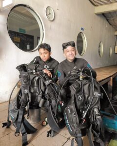 Ruben Onsu Instagram - Akhirnya setelah sekian lama ada juga yg bisa barengan untuk hobi yg sama, 13 tahun saya diving dan baru ini partner yg saya bawa bisa ngimbangin durasi jam saya di dalam air, keren nyo, next tambah lagi ya kedalaman nya hehehehe . #rubenonsu #bensu #realbensu #justruben #jalani_nikmati_syukuri #janganlupabhagaia #senyuminaja #rezekigakketuker