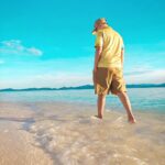 Ruben Onsu Instagram - " Respect " Ini satu kata yg mudah diucap tp gak setiap orang mampu jalanin nya, kenapa susah di jalanin ? Krn salah dari awalnya saat pembentukan komunikasi, tapi semua tergantung manusianya Krn ada juga yg masih punya prilaku yg baik, jadi pentingnya menyaring org disekitar kita untuk mereka yg mengerti Respect . 📸 #oppofindn3fold #rubenonsu #bensu #realbensu #justruben #jalani_nikmati_syukuri #janganlupabhagaia #senyuminaja #rezekigakketuker Pasir Timbul Raja Ampat