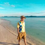 Ruben Onsu Instagram - " Respect " Ini satu kata yg mudah diucap tp gak setiap orang mampu jalanin nya, kenapa susah di jalanin ? Krn salah dari awalnya saat pembentukan komunikasi, tapi semua tergantung manusianya Krn ada juga yg masih punya prilaku yg baik, jadi pentingnya menyaring org disekitar kita untuk mereka yg mengerti Respect . 📸 #oppofindn3fold #rubenonsu #bensu #realbensu #justruben #jalani_nikmati_syukuri #janganlupabhagaia #senyuminaja #rezekigakketuker Pasir Timbul Raja Ampat