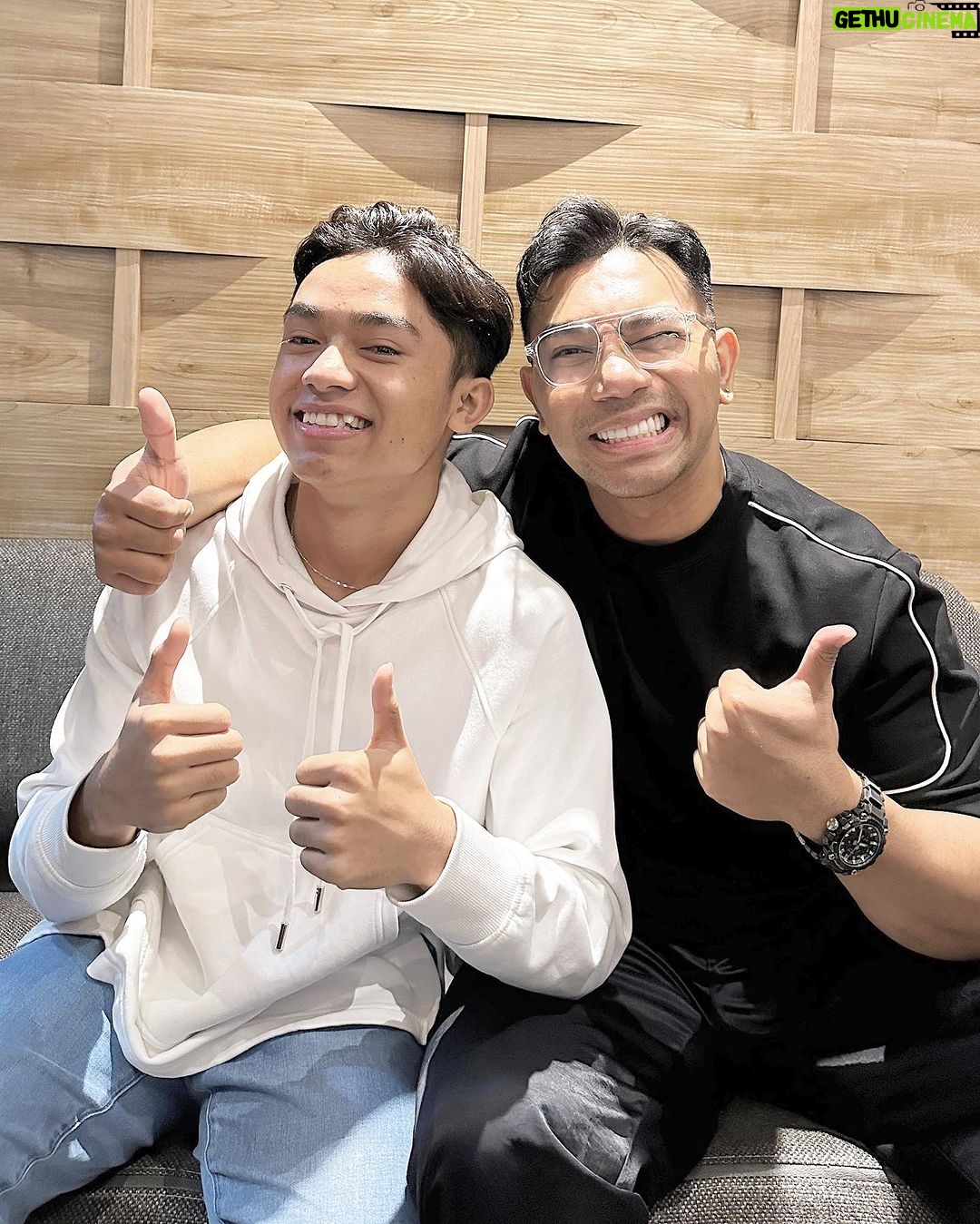 Ruben Onsu Instagram - Ayoo nyooo semangat 2024 ini, ayah hantarkan onyoo terusss...terusssss nyooooooo 🤍 . #rubenonsu #bensu #realbensu #justruben #jalani_nikmati_syukuri #janganlupabahagia #senyuminaja #rezekigakketuker