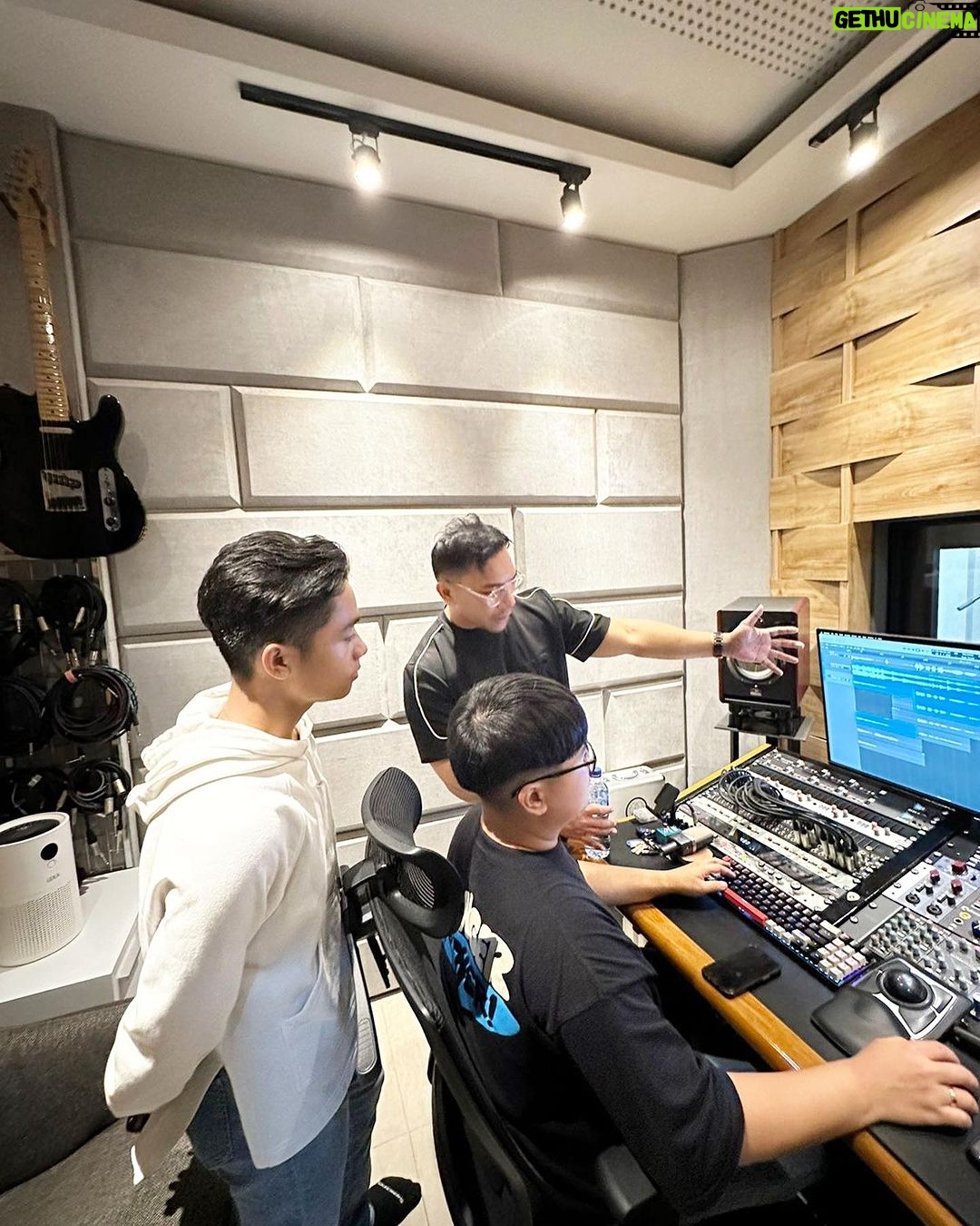 Ruben Onsu Instagram - Ayoo nyooo semangat 2024 ini, ayah hantarkan onyoo terusss...terusssss nyooooooo 🤍 . #rubenonsu #bensu #realbensu #justruben #jalani_nikmati_syukuri #janganlupabahagia #senyuminaja #rezekigakketuker