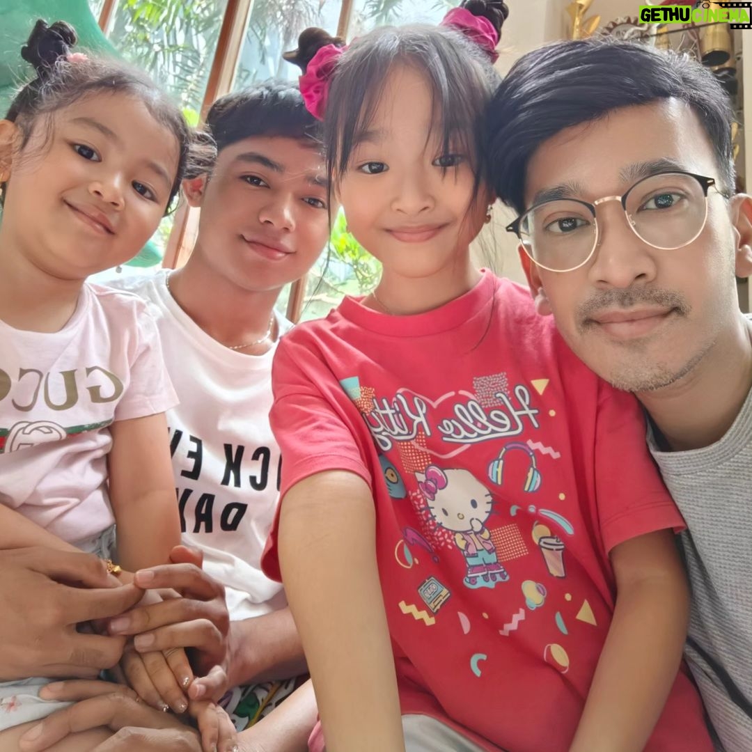 Ruben Onsu Instagram - Minggu, 31 Desember 2023 ♥️♥️♥️ #rubenonsu #bensu #realbensu. #justruben #jalani_nikmati_syukuri #janganlupabhagaia #senyuminaja #rezekigakketuker