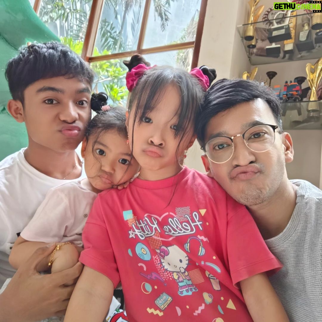 Ruben Onsu Instagram - Minggu, 31 Desember 2023 ♥️♥️♥️ #rubenonsu #bensu #realbensu. #justruben #jalani_nikmati_syukuri #janganlupabhagaia #senyuminaja #rezekigakketuker