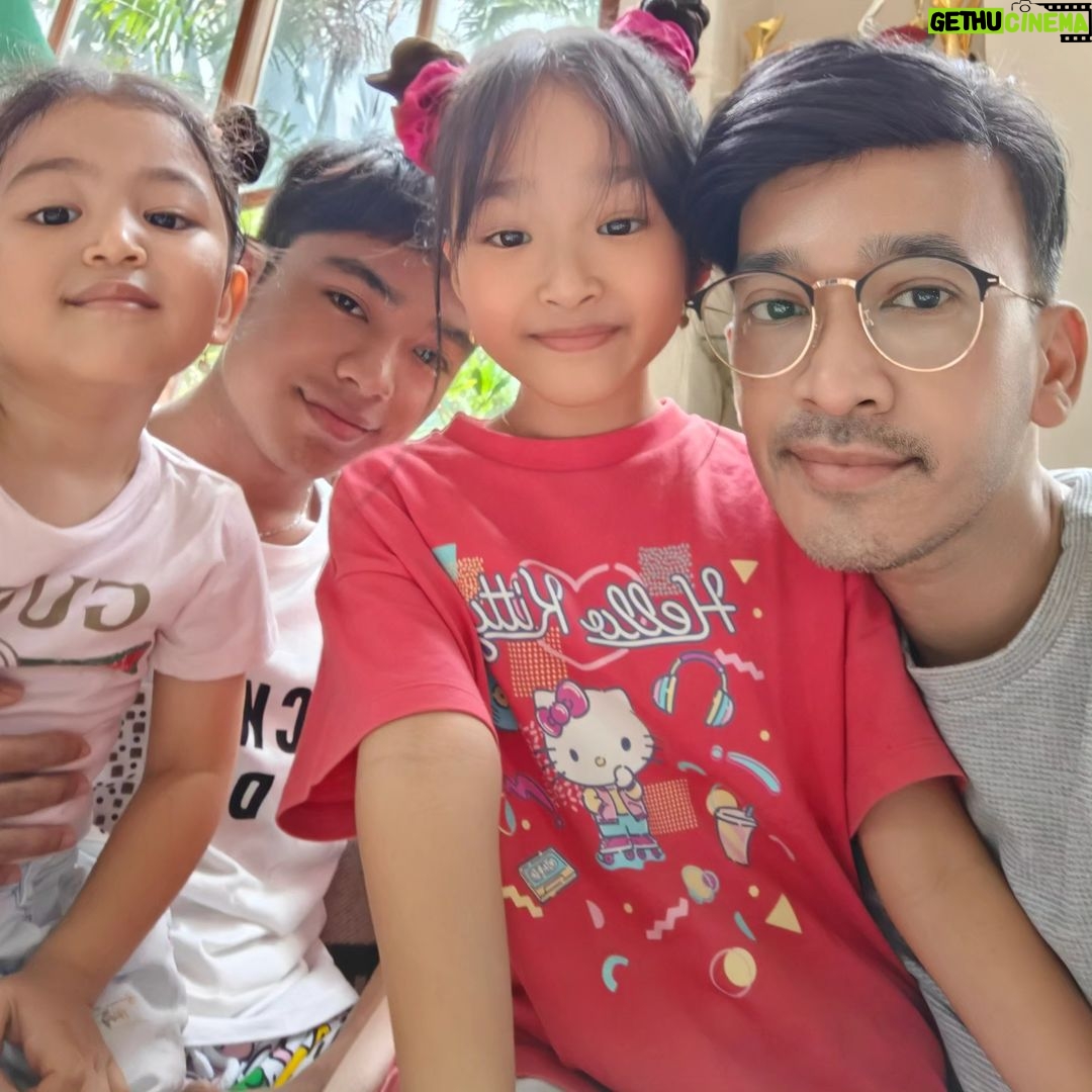 Ruben Onsu Instagram - Minggu, 31 Desember 2023 ♥️♥️♥️ #rubenonsu #bensu #realbensu. #justruben #jalani_nikmati_syukuri #janganlupabhagaia #senyuminaja #rezekigakketuker