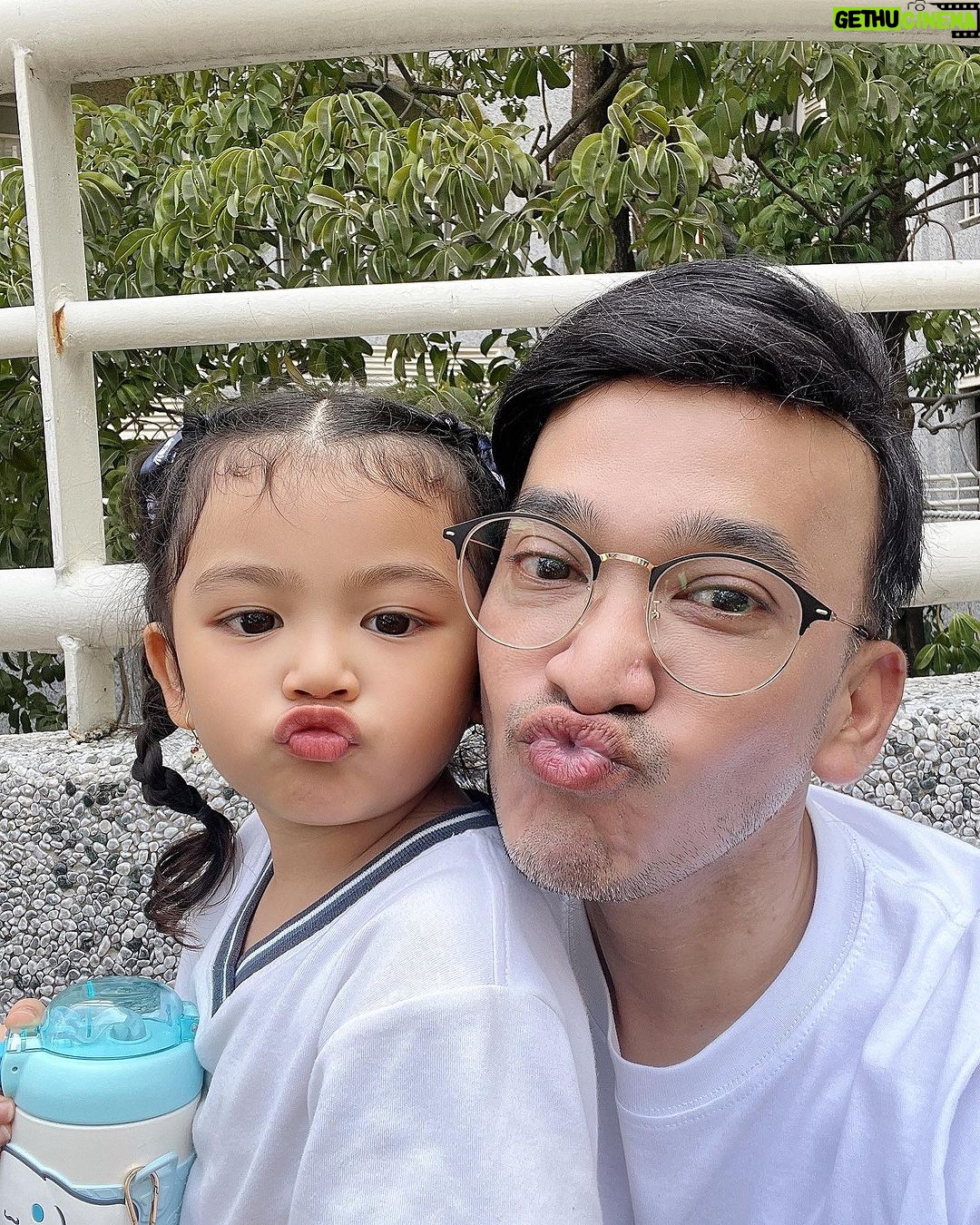 Ruben Onsu Instagram - Tebak siapa yg ngatur gaya fotonya ?? hahahaha . #rubenonsu #bensu #realbensu #justruben #jalani_nikmati_syukuri #janganlupabahagia #senyuminaja #rezekigakketuker