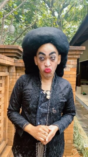 Ruben Onsu Instagram - Episode 6
“Kretek Sampai Ubun Ubun”
.
Cast : 
Bintang Utama : Miss Lodoh
Pemeran Pria : George
.
#rubenonsu #bensu #realbensu #justruben #jalani_nikmati_syukuri #janganlupaberbagi #senyuminaja #rezekigakketuker #hiduplagicapekcapeknya #seribuwajah #ruangganti #gadiskretek #parodigadiskretek