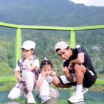 Ruben Onsu Instagram - Thania minta di foto dan semua kaget dia pose dgn berbagai gaya hihihi Ketiga anakku beda2 cara mereka mengexpresikan diri, dan saling mendukung diantara mereka, itu sudah menjadi mewakili kebahagiaanku 🤍 Love Ketiga anakku . #rubenonsu #bensu #realbensu #justruben #jalani_nikmati_syukuri #janganlupabahagia #senyumjnaja #rezekigakketuker