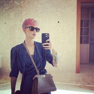 Ruby Rose Instagram - Peekaboo NYC. 🥰😍 I love the fall. X Thank you @fendi @silviaventurinifendi @mrkimjones #fendipeekaboo #ad

Image description 

Slide one:
I am standing in a NY street, next to a potted plant and a stairway. I’m wearing a new bag and my hair is pink and my heart is full.

Slide two: 
Someone ( a friend of mines son ) asked me to wear this dress, I’ve never worn a wrap dress and put it on back the front originally.. I corrected it for this photo. I have sunglasses on, but am inside, don’t judge me. 

Slide three: I am sitting in a taxi cab, petting my new bag because I’m a little awkward.