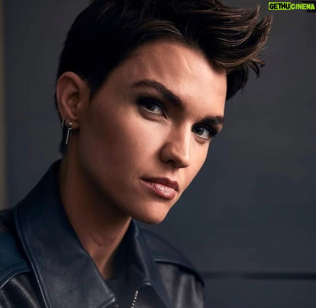Ruby Rose Instagram - Them : “ So does Kate Kane just walk around brooding all the time “ Me : Well.... YOU try living in Gotham.