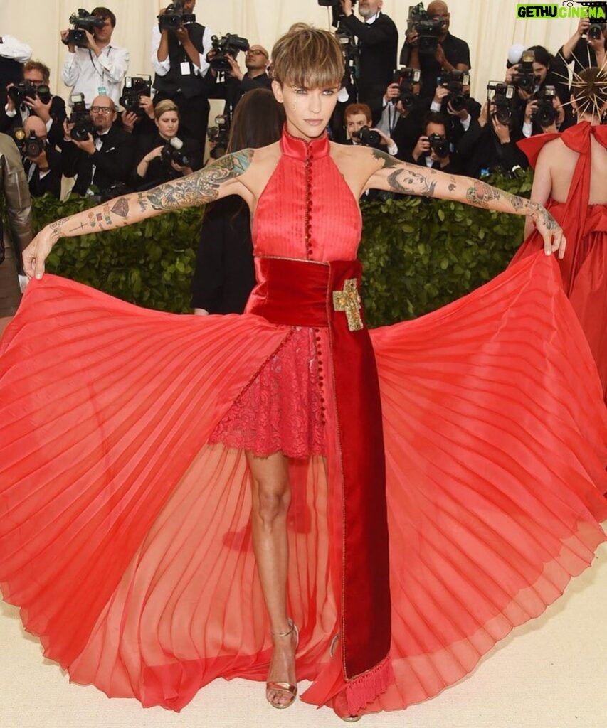 Ruby Rose Instagram - Thank you @tommyhilfiger for a wonderful night, an amazing gown and wonderful company. Xxx #MET #RubyRed