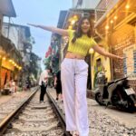 Ruchira Jadhav Instagram - And that’s how my 1st day in VIETNAM looked like. वैसे परदेस तो मै पहले भी जा चुकी हू. पर इस तरह काम के लिये, परिवार से दूर मेरे लिये पहली बार था । मैने काफी enjoy किया. Team भी काफी अच्छी थी. After all as a Host ये मेरा पहला show hain. Last year मैने एक Reality Show किया था. (जहा लोग़ काफी unreal होते हैं, और उनकी रियलिटी काफी खतरनाक होती हैं.) तर असो…🤭 उस show मे कुछ लोगोने मुझे एक task के दरमियान Solo Host करने के लिये मना कर दिया था. Which I badly wanted to do. (वैसे तो मै किसी की ना सुनू.. पर वहा पे fuc*ing Majority याने बहुमत होता था) मै काफी सहेम सी गयी थी. (उन लोगोंको मै भूल चुकी हू ; पर वहा मुझे जो Experience मिला वो मै जिंदगी भर याद रखुंगी😊 #beingRuchira ) हां तर सांगायचा मुद्दा हा.. Have you watched my Travel show yet ? If not, Please do watch on Mx player & let me know how do you like it…🤗 Dropping the link in bio. और मेरा हिंदी मराठी English Caption bear करने के लिये शुक्रिया. #RuchiraJadhav #Vietnam #travelshow #travel Hanoi Train Street