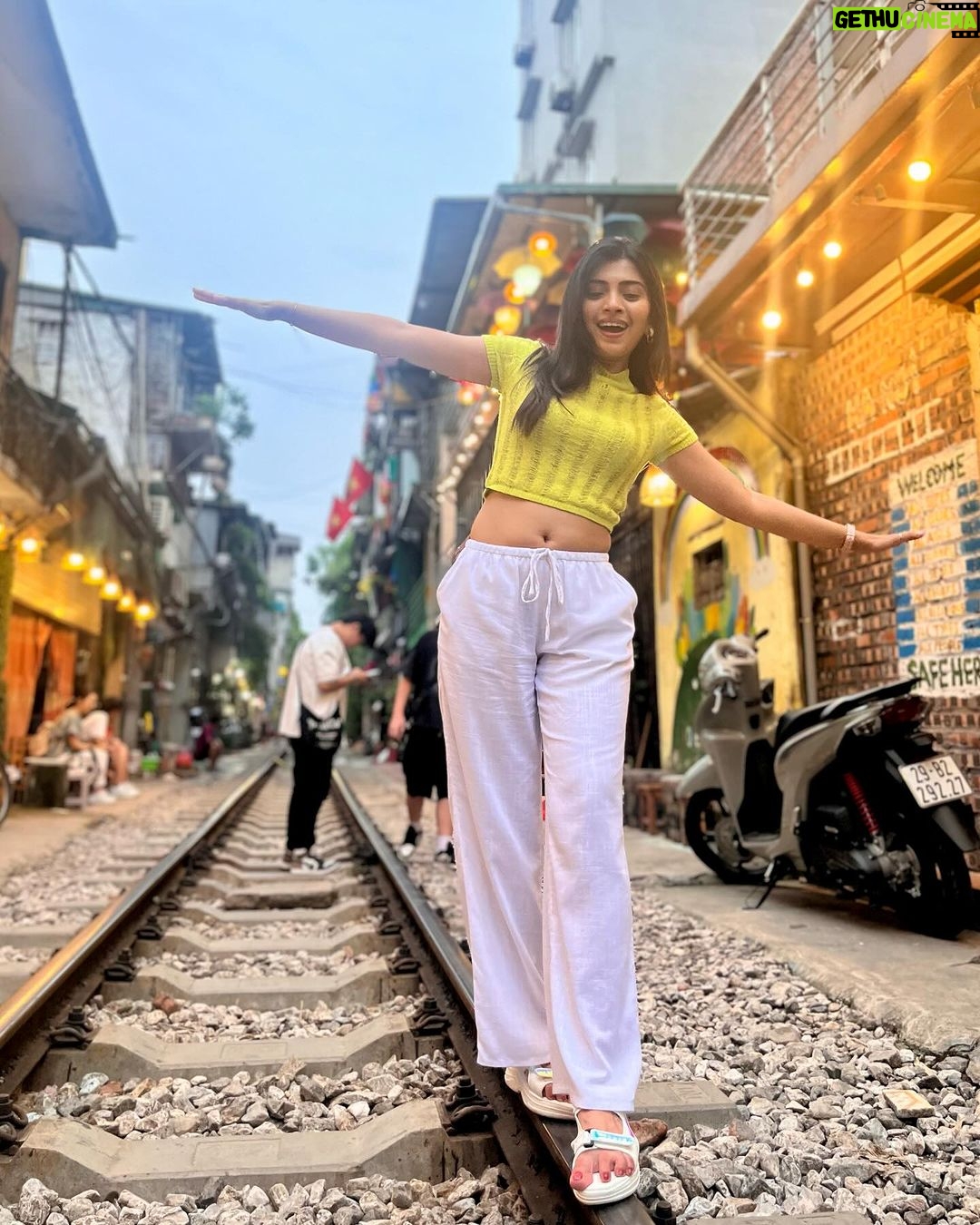 Ruchira Jadhav Instagram - And that’s how my 1st day in VIETNAM looked like. वैसे परदेस तो मै पहले भी जा चुकी हू. पर इस तरह काम के लिये, परिवार से दूर मेरे लिये पहली बार था । मैने काफी enjoy किया. Team भी काफी अच्छी थी. After all as a Host ये मेरा पहला show hain. Last year मैने एक Reality Show किया था. (जहा लोग़ काफी unreal होते हैं, और उनकी रियलिटी काफी खतरनाक होती हैं.) तर असो…🤭 उस show मे कुछ लोगोने मुझे एक task के दरमियान Solo Host करने के लिये मना कर दिया था. Which I badly wanted to do. (वैसे तो मै किसी की ना सुनू.. पर वहा पे fuc*ing Majority याने बहुमत होता था) मै काफी सहेम सी गयी थी. (उन लोगोंको मै भूल चुकी हू ; पर वहा मुझे जो Experience मिला वो मै जिंदगी भर याद रखुंगी😊 #beingRuchira ) हां तर सांगायचा मुद्दा हा.. Have you watched my Travel show yet ? If not, Please do watch on Mx player & let me know how do you like it…🤗 Dropping the link in bio. और मेरा हिंदी मराठी English Caption bear करने के लिये शुक्रिया. #RuchiraJadhav #Vietnam #travelshow #travel Hanoi Train Street