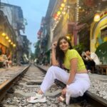 Ruchira Jadhav Instagram - And that’s how my 1st day in VIETNAM looked like. वैसे परदेस तो मै पहले भी जा चुकी हू. पर इस तरह काम के लिये, परिवार से दूर मेरे लिये पहली बार था । मैने काफी enjoy किया. Team भी काफी अच्छी थी. After all as a Host ये मेरा पहला show hain. Last year मैने एक Reality Show किया था. (जहा लोग़ काफी unreal होते हैं, और उनकी रियलिटी काफी खतरनाक होती हैं.) तर असो…🤭 उस show मे कुछ लोगोने मुझे एक task के दरमियान Solo Host करने के लिये मना कर दिया था. Which I badly wanted to do. (वैसे तो मै किसी की ना सुनू.. पर वहा पे fuc*ing Majority याने बहुमत होता था) मै काफी सहेम सी गयी थी. (उन लोगोंको मै भूल चुकी हू ; पर वहा मुझे जो Experience मिला वो मै जिंदगी भर याद रखुंगी😊 #beingRuchira ) हां तर सांगायचा मुद्दा हा.. Have you watched my Travel show yet ? If not, Please do watch on Mx player & let me know how do you like it…🤗 Dropping the link in bio. और मेरा हिंदी मराठी English Caption bear करने के लिये शुक्रिया. #RuchiraJadhav #Vietnam #travelshow #travel Hanoi Train Street