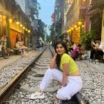 Ruchira Jadhav Instagram - And that’s how my 1st day in VIETNAM looked like. वैसे परदेस तो मै पहले भी जा चुकी हू. पर इस तरह काम के लिये, परिवार से दूर मेरे लिये पहली बार था । मैने काफी enjoy किया. Team भी काफी अच्छी थी. After all as a Host ये मेरा पहला show hain. Last year मैने एक Reality Show किया था. (जहा लोग़ काफी unreal होते हैं, और उनकी रियलिटी काफी खतरनाक होती हैं.) तर असो…🤭 उस show मे कुछ लोगोने मुझे एक task के दरमियान Solo Host करने के लिये मना कर दिया था. Which I badly wanted to do. (वैसे तो मै किसी की ना सुनू.. पर वहा पे fuc*ing Majority याने बहुमत होता था) मै काफी सहेम सी गयी थी. (उन लोगोंको मै भूल चुकी हू ; पर वहा मुझे जो Experience मिला वो मै जिंदगी भर याद रखुंगी😊 #beingRuchira ) हां तर सांगायचा मुद्दा हा.. Have you watched my Travel show yet ? If not, Please do watch on Mx player & let me know how do you like it…🤗 Dropping the link in bio. और मेरा हिंदी मराठी English Caption bear करने के लिये शुक्रिया. #RuchiraJadhav #Vietnam #travelshow #travel Hanoi Train Street
