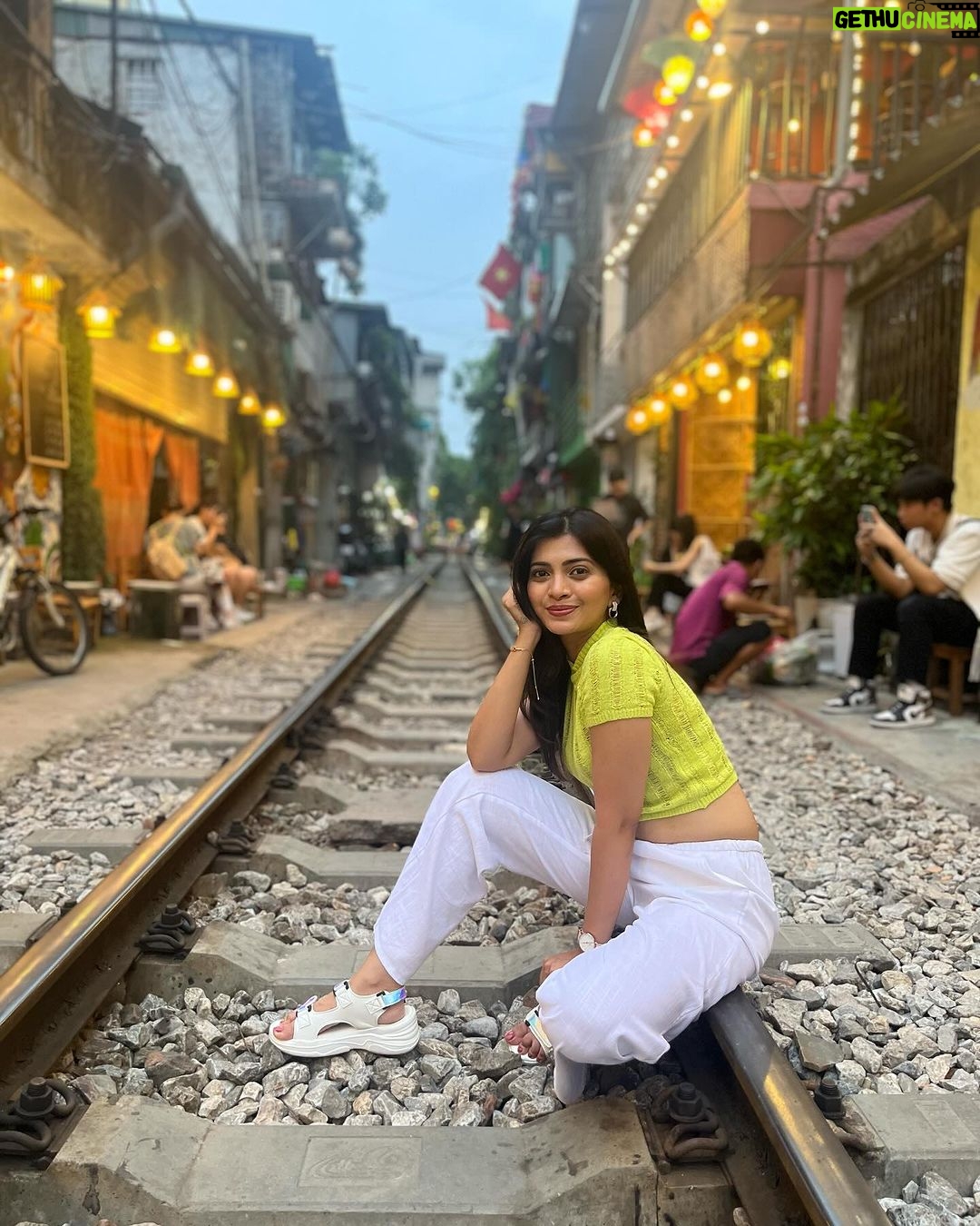 Ruchira Jadhav Instagram - And that’s how my 1st day in VIETNAM looked like. वैसे परदेस तो मै पहले भी जा चुकी हू. पर इस तरह काम के लिये, परिवार से दूर मेरे लिये पहली बार था । मैने काफी enjoy किया. Team भी काफी अच्छी थी. After all as a Host ये मेरा पहला show hain. Last year मैने एक Reality Show किया था. (जहा लोग़ काफी unreal होते हैं, और उनकी रियलिटी काफी खतरनाक होती हैं.) तर असो…🤭 उस show मे कुछ लोगोने मुझे एक task के दरमियान Solo Host करने के लिये मना कर दिया था. Which I badly wanted to do. (वैसे तो मै किसी की ना सुनू.. पर वहा पे fuc*ing Majority याने बहुमत होता था) मै काफी सहेम सी गयी थी. (उन लोगोंको मै भूल चुकी हू ; पर वहा मुझे जो Experience मिला वो मै जिंदगी भर याद रखुंगी😊 #beingRuchira ) हां तर सांगायचा मुद्दा हा.. Have you watched my Travel show yet ? If not, Please do watch on Mx player & let me know how do you like it…🤗 Dropping the link in bio. और मेरा हिंदी मराठी English Caption bear करने के लिये शुक्रिया. #RuchiraJadhav #Vietnam #travelshow #travel Hanoi Train Street