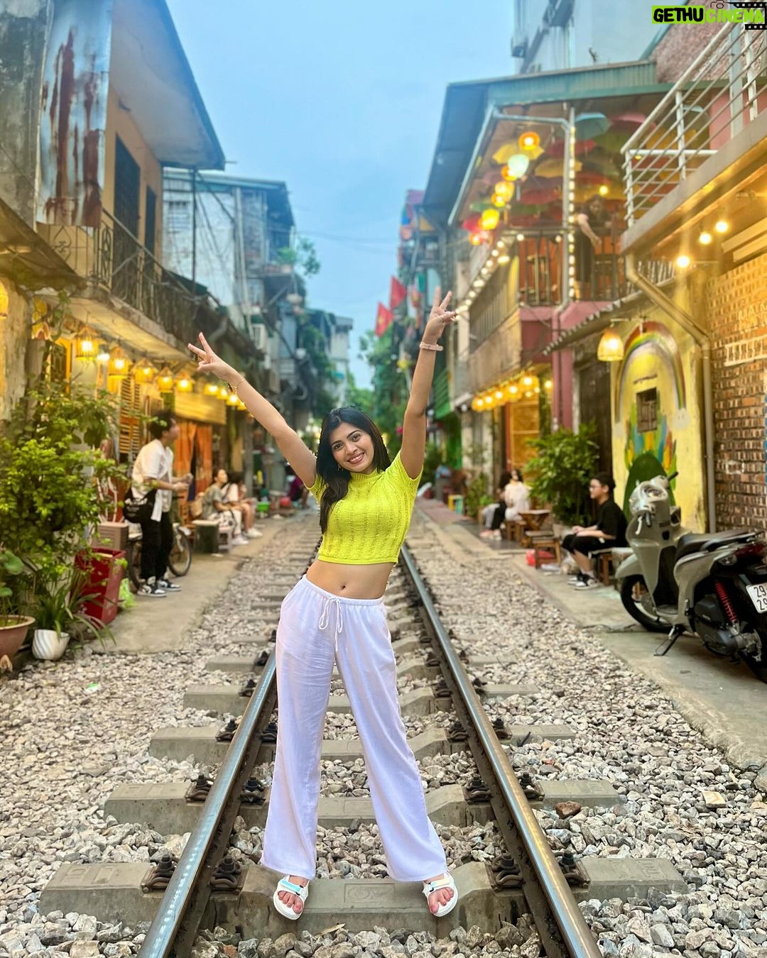 Ruchira Jadhav Instagram - And that’s how my 1st day in VIETNAM looked like. वैसे परदेस तो मै पहले भी जा चुकी हू. पर इस तरह काम के लिये, परिवार से दूर मेरे लिये पहली बार था । मैने काफी enjoy किया. Team भी काफी अच्छी थी. After all as a Host ये मेरा पहला show hain. Last year मैने एक Reality Show किया था. (जहा लोग़ काफी unreal होते हैं, और उनकी रियलिटी काफी खतरनाक होती हैं.) तर असो…🤭 उस show मे कुछ लोगोने मुझे एक task के दरमियान Solo Host करने के लिये मना कर दिया था. Which I badly wanted to do. (वैसे तो मै किसी की ना सुनू.. पर वहा पे fuc*ing Majority याने बहुमत होता था) मै काफी सहेम सी गयी थी. (उन लोगोंको मै भूल चुकी हू ; पर वहा मुझे जो Experience मिला वो मै जिंदगी भर याद रखुंगी😊 #beingRuchira ) हां तर सांगायचा मुद्दा हा.. Have you watched my Travel show yet ? If not, Please do watch on Mx player & let me know how do you like it…🤗 Dropping the link in bio. और मेरा हिंदी मराठी English Caption bear करने के लिये शुक्रिया. #RuchiraJadhav #Vietnam #travelshow #travel Hanoi Train Street