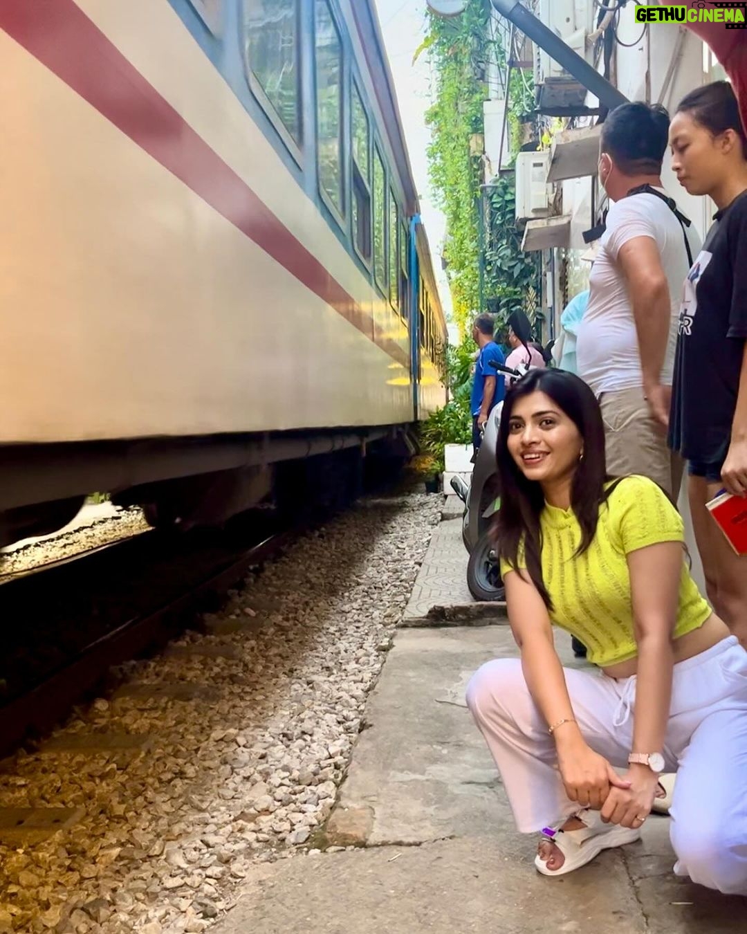 Ruchira Jadhav Instagram - And that’s how my 1st day in VIETNAM looked like. वैसे परदेस तो मै पहले भी जा चुकी हू. पर इस तरह काम के लिये, परिवार से दूर मेरे लिये पहली बार था । मैने काफी enjoy किया. Team भी काफी अच्छी थी. After all as a Host ये मेरा पहला show hain. Last year मैने एक Reality Show किया था. (जहा लोग़ काफी unreal होते हैं, और उनकी रियलिटी काफी खतरनाक होती हैं.) तर असो…🤭 उस show मे कुछ लोगोने मुझे एक task के दरमियान Solo Host करने के लिये मना कर दिया था. Which I badly wanted to do. (वैसे तो मै किसी की ना सुनू.. पर वहा पे fuc*ing Majority याने बहुमत होता था) मै काफी सहेम सी गयी थी. (उन लोगोंको मै भूल चुकी हू ; पर वहा मुझे जो Experience मिला वो मै जिंदगी भर याद रखुंगी😊 #beingRuchira ) हां तर सांगायचा मुद्दा हा.. Have you watched my Travel show yet ? If not, Please do watch on Mx player & let me know how do you like it…🤗 Dropping the link in bio. और मेरा हिंदी मराठी English Caption bear करने के लिये शुक्रिया. #RuchiraJadhav #Vietnam #travelshow #travel Hanoi Train Street