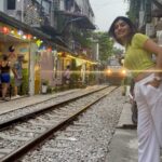 Ruchira Jadhav Instagram - And that’s how my 1st day in VIETNAM looked like. वैसे परदेस तो मै पहले भी जा चुकी हू. पर इस तरह काम के लिये, परिवार से दूर मेरे लिये पहली बार था । मैने काफी enjoy किया. Team भी काफी अच्छी थी. After all as a Host ये मेरा पहला show hain. Last year मैने एक Reality Show किया था. (जहा लोग़ काफी unreal होते हैं, और उनकी रियलिटी काफी खतरनाक होती हैं.) तर असो…🤭 उस show मे कुछ लोगोने मुझे एक task के दरमियान Solo Host करने के लिये मना कर दिया था. Which I badly wanted to do. (वैसे तो मै किसी की ना सुनू.. पर वहा पे fuc*ing Majority याने बहुमत होता था) मै काफी सहेम सी गयी थी. (उन लोगोंको मै भूल चुकी हू ; पर वहा मुझे जो Experience मिला वो मै जिंदगी भर याद रखुंगी😊 #beingRuchira ) हां तर सांगायचा मुद्दा हा.. Have you watched my Travel show yet ? If not, Please do watch on Mx player & let me know how do you like it…🤗 Dropping the link in bio. और मेरा हिंदी मराठी English Caption bear करने के लिये शुक्रिया. #RuchiraJadhav #Vietnam #travelshow #travel Hanoi Train Street