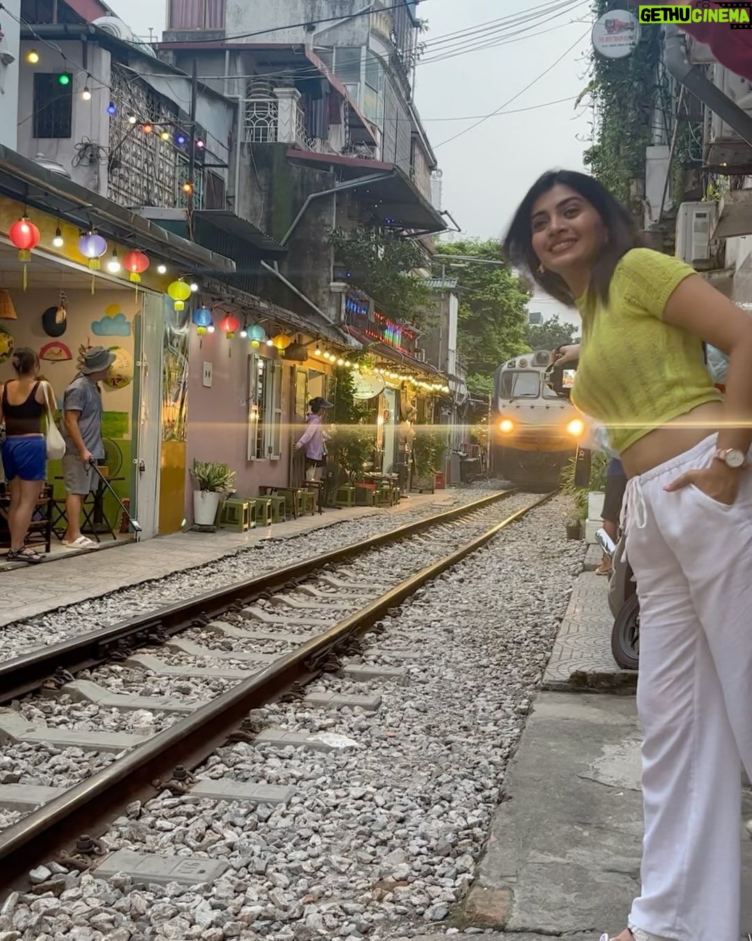 Ruchira Jadhav Instagram - And that’s how my 1st day in VIETNAM looked like. वैसे परदेस तो मै पहले भी जा चुकी हू. पर इस तरह काम के लिये, परिवार से दूर मेरे लिये पहली बार था । मैने काफी enjoy किया. Team भी काफी अच्छी थी. After all as a Host ये मेरा पहला show hain. Last year मैने एक Reality Show किया था. (जहा लोग़ काफी unreal होते हैं, और उनकी रियलिटी काफी खतरनाक होती हैं.) तर असो…🤭 उस show मे कुछ लोगोने मुझे एक task के दरमियान Solo Host करने के लिये मना कर दिया था. Which I badly wanted to do. (वैसे तो मै किसी की ना सुनू.. पर वहा पे fuc*ing Majority याने बहुमत होता था) मै काफी सहेम सी गयी थी. (उन लोगोंको मै भूल चुकी हू ; पर वहा मुझे जो Experience मिला वो मै जिंदगी भर याद रखुंगी😊 #beingRuchira ) हां तर सांगायचा मुद्दा हा.. Have you watched my Travel show yet ? If not, Please do watch on Mx player & let me know how do you like it…🤗 Dropping the link in bio. और मेरा हिंदी मराठी English Caption bear करने के लिये शुक्रिया. #RuchiraJadhav #Vietnam #travelshow #travel Hanoi Train Street