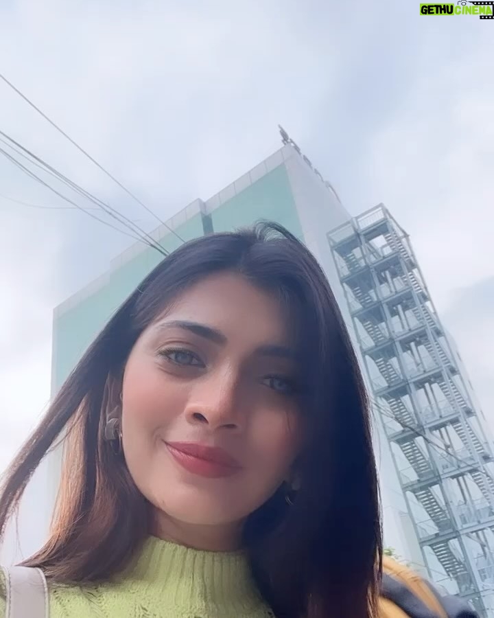 Ruchira Jadhav Instagram - And that’s how my 1st day in VIETNAM looked like. वैसे परदेस तो मै पहले भी जा चुकी हू. पर इस तरह काम के लिये, परिवार से दूर मेरे लिये पहली बार था । मैने काफी enjoy किया. Team भी काफी अच्छी थी. After all as a Host ये मेरा पहला show hain. Last year मैने एक Reality Show किया था. (जहा लोग़ काफी unreal होते हैं, और उनकी रियलिटी काफी खतरनाक होती हैं.) तर असो…🤭 उस show मे कुछ लोगोने मुझे एक task के दरमियान Solo Host करने के लिये मना कर दिया था. Which I badly wanted to do. (वैसे तो मै किसी की ना सुनू.. पर वहा पे fuc*ing Majority याने बहुमत होता था) मै काफी सहेम सी गयी थी. (उन लोगोंको मै भूल चुकी हू ; पर वहा मुझे जो Experience मिला वो मै जिंदगी भर याद रखुंगी😊 #beingRuchira ) हां तर सांगायचा मुद्दा हा.. Have you watched my Travel show yet ? If not, Please do watch on Mx player & let me know how do you like it…🤗 Dropping the link in bio. और मेरा हिंदी मराठी English Caption bear करने के लिये शुक्रिया. #RuchiraJadhav #Vietnam #travelshow #travel Hanoi Train Street