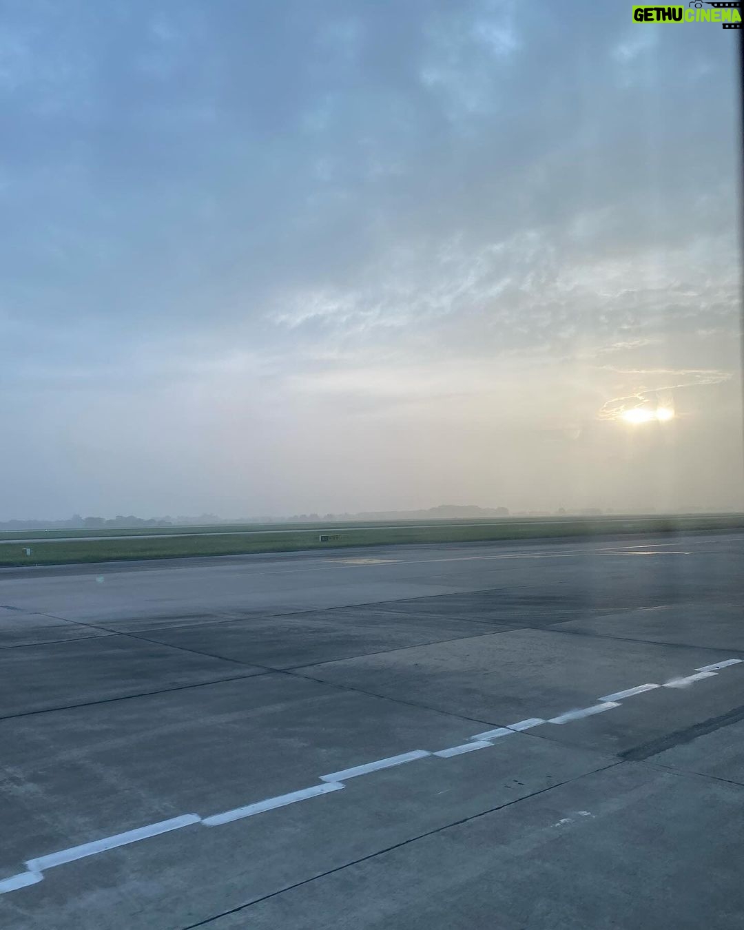 Ruchira Jadhav Instagram - And that’s how my 1st day in VIETNAM looked like. वैसे परदेस तो मै पहले भी जा चुकी हू. पर इस तरह काम के लिये, परिवार से दूर मेरे लिये पहली बार था । मैने काफी enjoy किया. Team भी काफी अच्छी थी. After all as a Host ये मेरा पहला show hain. Last year मैने एक Reality Show किया था. (जहा लोग़ काफी unreal होते हैं, और उनकी रियलिटी काफी खतरनाक होती हैं.) तर असो…🤭 उस show मे कुछ लोगोने मुझे एक task के दरमियान Solo Host करने के लिये मना कर दिया था. Which I badly wanted to do. (वैसे तो मै किसी की ना सुनू.. पर वहा पे fuc*ing Majority याने बहुमत होता था) मै काफी सहेम सी गयी थी. (उन लोगोंको मै भूल चुकी हू ; पर वहा मुझे जो Experience मिला वो मै जिंदगी भर याद रखुंगी😊 #beingRuchira ) हां तर सांगायचा मुद्दा हा.. Have you watched my Travel show yet ? If not, Please do watch on Mx player & let me know how do you like it…🤗 Dropping the link in bio. और मेरा हिंदी मराठी English Caption bear करने के लिये शुक्रिया. #RuchiraJadhav #Vietnam #travelshow #travel Hanoi Train Street