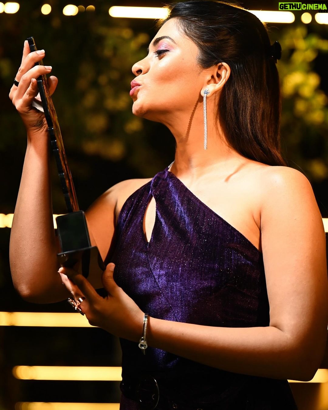 Ruchira Jadhav Instagram - Got the news about bagging the title of ‘Fashion Icon & Entertaining Face of the Year’ from the Marathi industry at the INDIA FASHION CITY TOUR by @dreamzz_makers & @ifwgoa.official On the award night, I found myself at the hospital in the morning, witnessing my closest person in a state I’d never seen before. Despite feeling shattered, I tried to stay strong, holding myself together. I didn’t want to leave the place, & it seemed like I won’t be able to attend the award show. I didn’t mind as my priorities were clear, but the only concern was fulfilling my commitment. Despite this, I managed to attend, ensuring the well-being and recovery status of my loved one. I got ready in just 30 minutes—hair, makeup, outfit, all done on my own—and somehow made it to the show. #ruchirasays following an Artist ethic, SHOW MUST GO ON! At major events where the norm is to be glamorously dressed with ‘professional help’ in the industry’s eye, I’ve never been bothered. I firmly believe in embracing my NATURAL SELF, exuding immense confidence. I seldom adhere to protocols unless they significantly alter the essence. This was the first time I experienced my mind being in one place while my body was somewhere else. It brought forth a distinct feeling and unveiled a different side of me—fragile yet fiercely determined. 🦄 PS. Everything is fine now. Grateful for the kindness of God ❤️