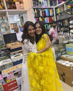 Ruhanika Dhawan Instagram - Do we need a caption, No. The smile says it all. The love and affection is real! Hamari toh bangayi Happy Diwali 🪔 @divyankatripathidahiya #Divru #ishru i