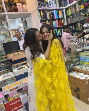 Ruhanika Dhawan Instagram - Do we need a caption, No. The smile says it all. The love and affection is real! Hamari toh bangayi Happy Diwali 🪔 @divyankatripathidahiya #Divru #ishru i