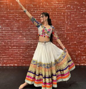 Ruhanika Dhawan Instagram - ... Chaniya Cholis and Dandiya moves. Good times are here. Maa is watching over us. Shubh Navratri to everyone! #navratri2023 #ruhaanikadhawan