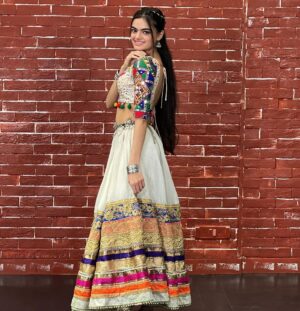 Ruhanika Dhawan Instagram - ... Chaniya Cholis and Dandiya moves. Good times are here. Maa is watching over us. Shubh Navratri to everyone! #navratri2023 #ruhaanikadhawan