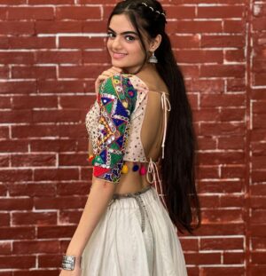 Ruhanika Dhawan Instagram - ... Chaniya Cholis and Dandiya moves. Good times are here. Maa is watching over us. Shubh Navratri to everyone! #navratri2023 #ruhaanikadhawan