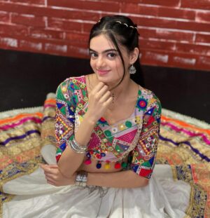 Ruhanika Dhawan Instagram - ... Chaniya Cholis and Dandiya moves. Good times are here. Maa is watching over us. Shubh Navratri to everyone! #navratri2023 #ruhaanikadhawan