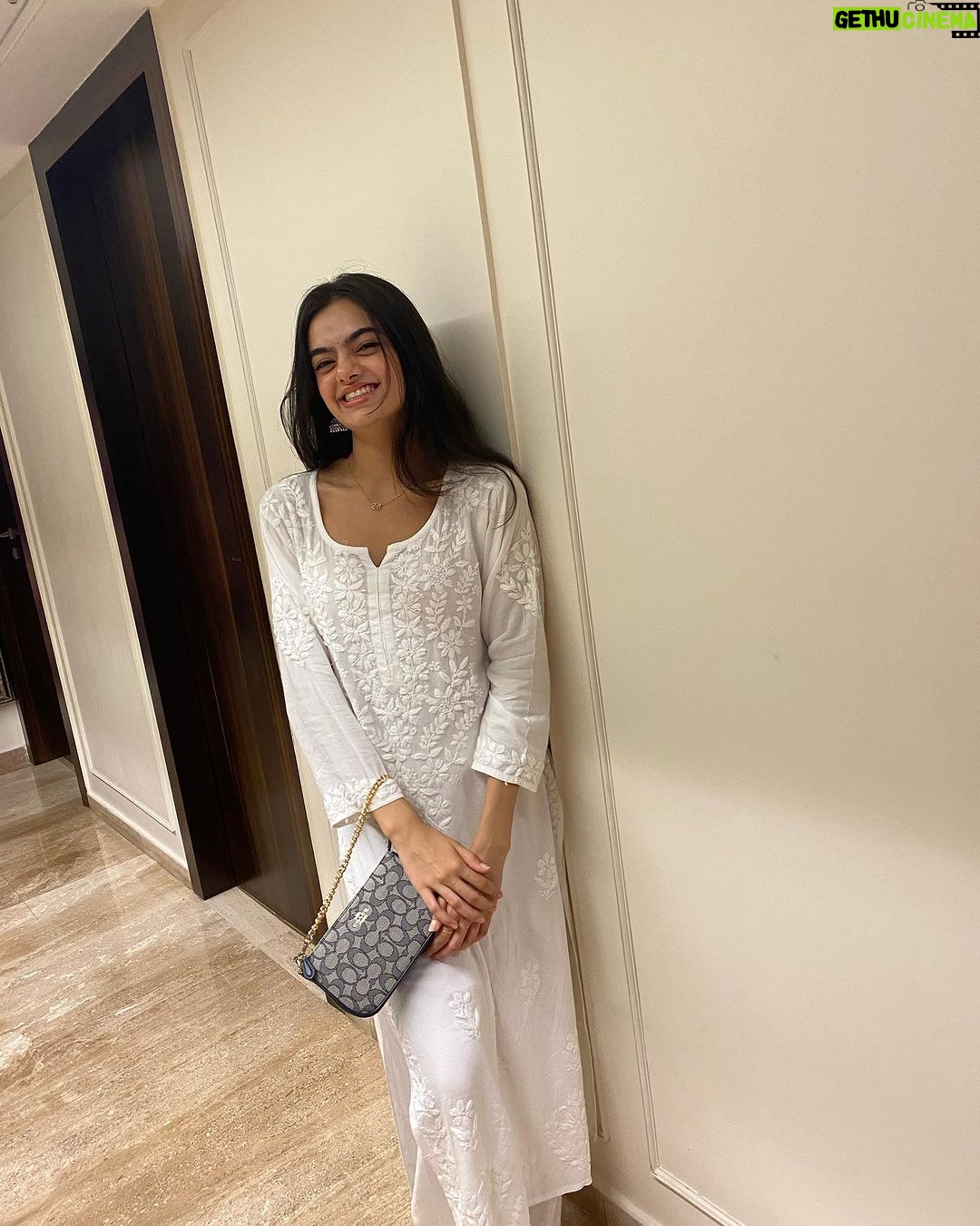 Ruhanika Dhawan Instagram - Smile more frown less! #dontworrybehappy #fyp Wearing: @amaya_chikan