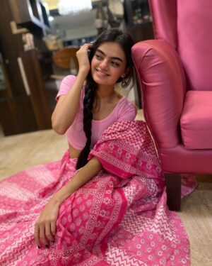 Ruhanika Dhawan Instagram - राधा की भक्ति , मुरली की मिठास , 
माखन का स्वाद और गोपियों का रास , 
आओ सब मिलके बनाते हैं जन्माष्टमी का दिन ख़ास।
श्रीकृष्ण जन्‍माष्‍टमी की हार्दिक शुभकामनाएं