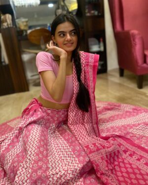Ruhanika Dhawan Instagram - राधा की भक्ति , मुरली की मिठास , 
माखन का स्वाद और गोपियों का रास , 
आओ सब मिलके बनाते हैं जन्माष्टमी का दिन ख़ास।
श्रीकृष्ण जन्‍माष्‍टमी की हार्दिक शुभकामनाएं