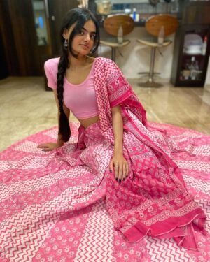 Ruhanika Dhawan Instagram - राधा की भक्ति , मुरली की मिठास , 
माखन का स्वाद और गोपियों का रास , 
आओ सब मिलके बनाते हैं जन्माष्टमी का दिन ख़ास।
श्रीकृष्ण जन्‍माष्‍टमी की हार्दिक शुभकामनाएं