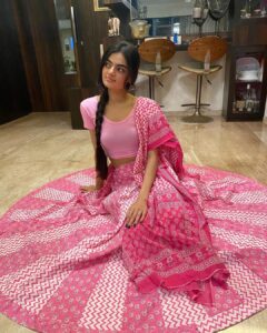 Ruhanika Dhawan Instagram - राधा की भक्ति , मुरली की मिठास , माखन का स्वाद और गोपियों का रास , आओ सब मिलके बनाते हैं जन्माष्टमी का दिन ख़ास। श्रीकृष्ण जन्‍माष्‍टमी की हार्दिक शुभकामनाएं
