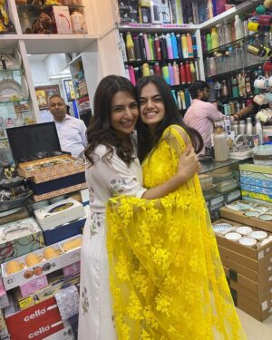 Ruhanika Dhawan Instagram - Do we need a caption, No. The smile says it all. The love and affection is real! Hamari toh bangayi Happy Diwali 🪔 @divyankatripathidahiya #Divru #ishru i