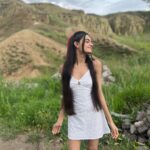 Ruhanika Dhawan Instagram - Let’s wander where the Wifi is weak! ( ps it’s actually weak) cappadocia you beauty! #turkey #cappadocia #vacation #ruhaanikad Cappadocia / Türkiye