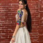 Ruhanika Dhawan Instagram - ... Chaniya Cholis and Dandiya moves. Good times are here. Maa is watching over us. Shubh Navratri to everyone! #navratri2023 #ruhaanikadhawan