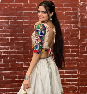 Ruhanika Dhawan Instagram - ... Chaniya Cholis and Dandiya moves. Good times are here. Maa is watching over us. Shubh Navratri to everyone! #navratri2023 #ruhaanikadhawan