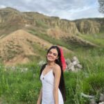 Ruhanika Dhawan Instagram - Let’s wander where the Wifi is weak! ( ps it’s actually weak) cappadocia you beauty! #turkey #cappadocia #vacation #ruhaanikad Cappadocia / Türkiye