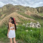 Ruhanika Dhawan Instagram - Let’s wander where the Wifi is weak! ( ps it’s actually weak) cappadocia you beauty! #turkey #cappadocia #vacation #ruhaanikad Cappadocia / Türkiye