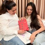 Ruhanika Dhawan Instagram - Our moms always step in to help us out through their unconditional efforts, making our lives easier and also inspiring us. So this Mother's Day, I decided to surprise my mom with a thoughtful gift that I created using my Youva stationery supplies, which encouraged me to think and create. I also gifted her this beautiful, vibrant journal. The link in my bio has all the products for you to check out. I wish all the moms out there a very happy Mother's Day. #mother #momandaughter #mothersday #mothersdaygift #motherslove #youvastationery #youvagift #journal #greetingcard #think #create #youvaworld #collab #ruhaanikaforyouva #ruhaanikadhawan #maabeti